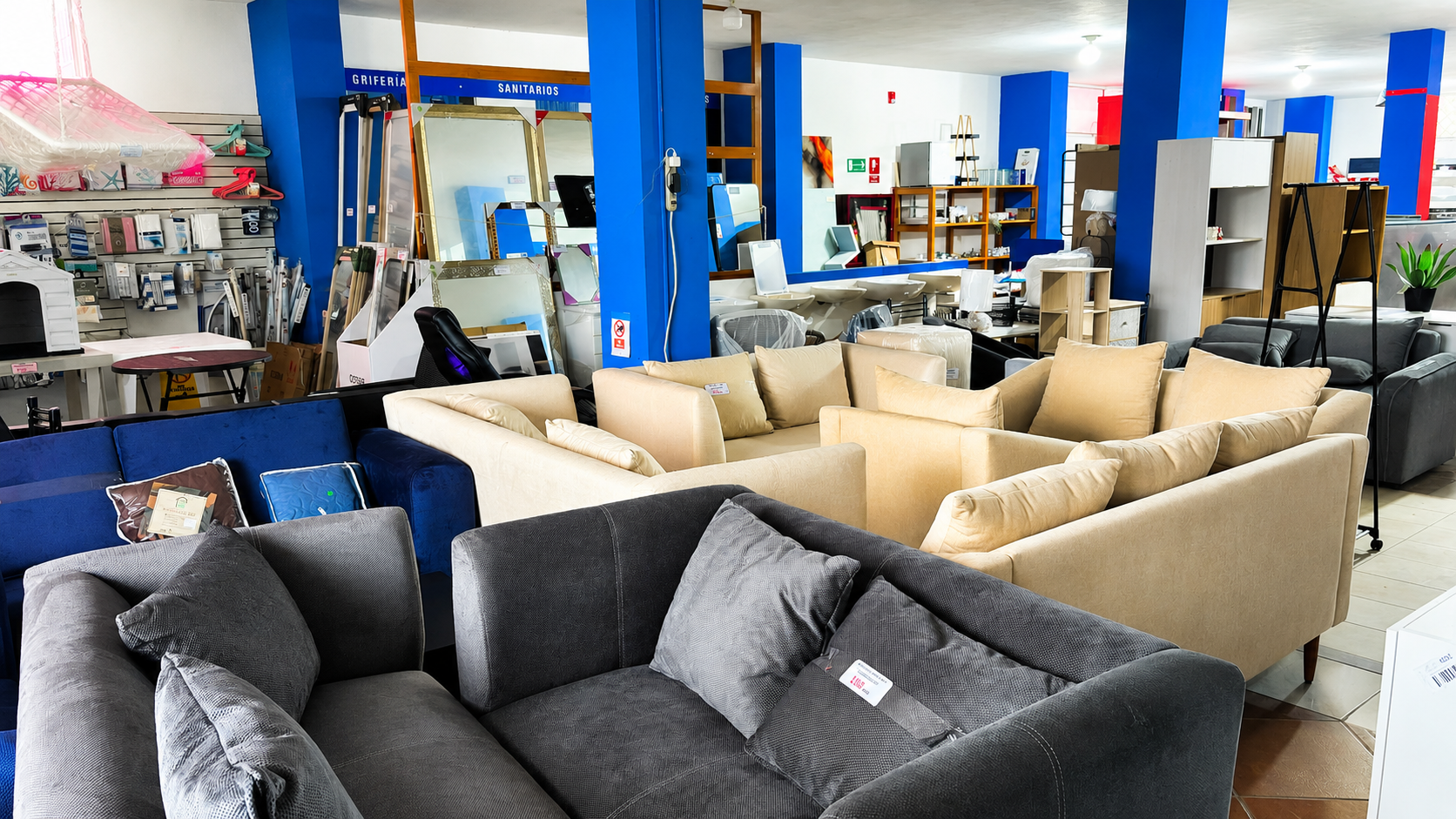 Muebles en Ferretería Central Junior en Puerto Ayora, Galápagos